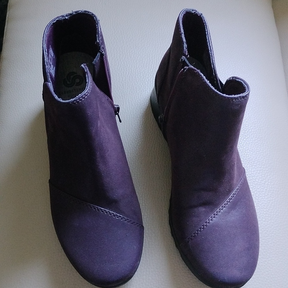 Purple toned or burgundy Caddell cloud steppers ankle boots size 6.5w